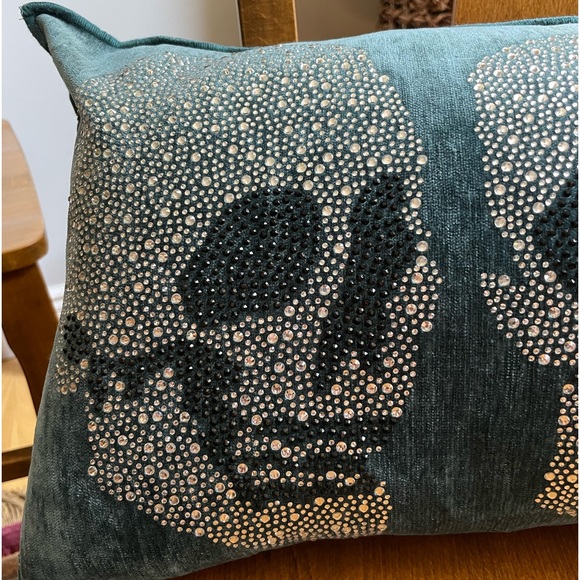 ๐Beautiful quality turquoise velvety feel lumbar pillow with sparkly skulls NWT - Picture 16 of 16